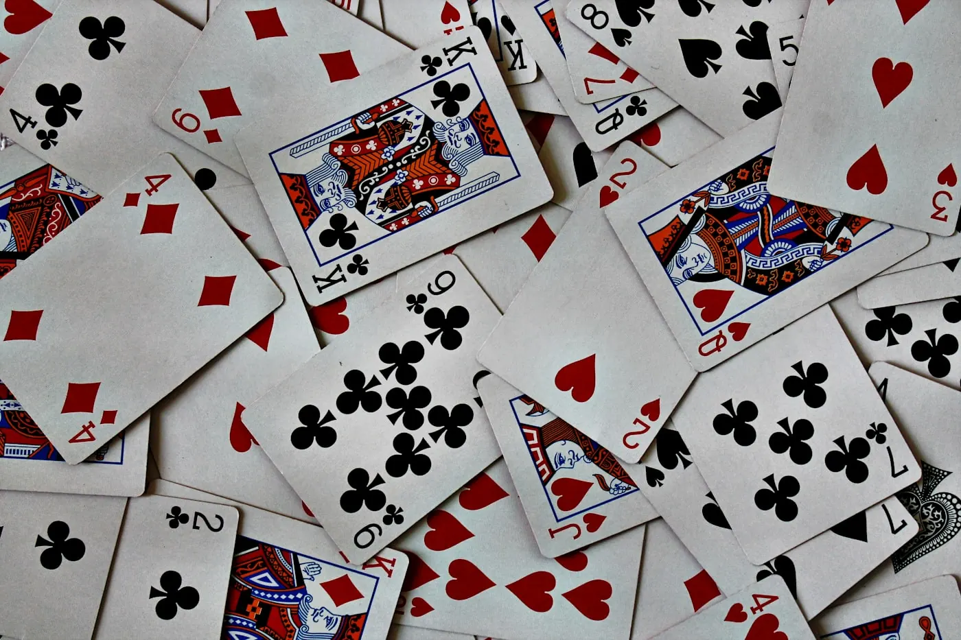 Chip poker berbagai warna tersusun di meja