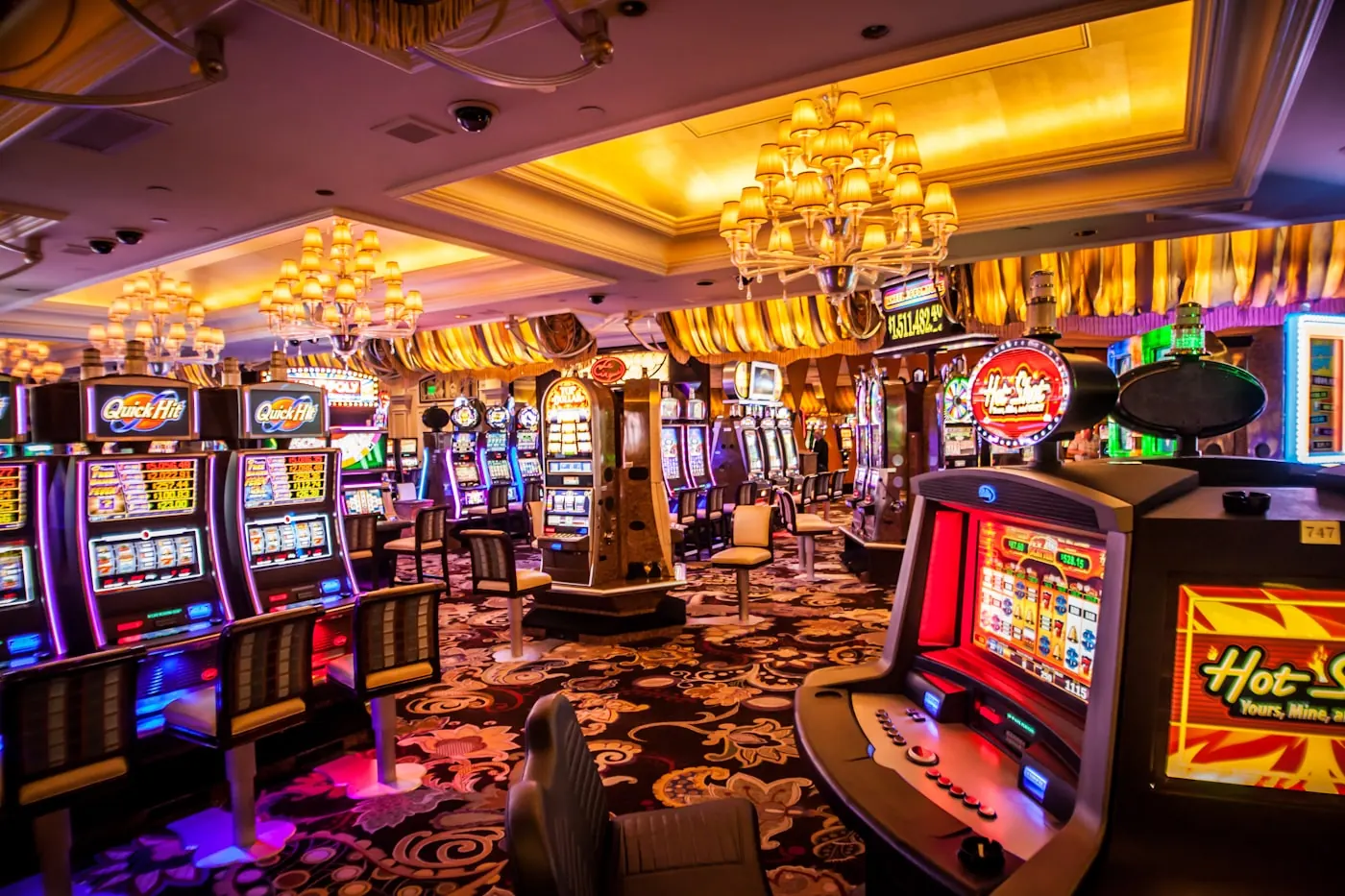 Mesin slot kasino dengan lampu warna-warni