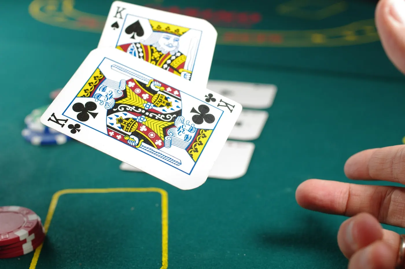 Deretan mesin slot di ruang kasino